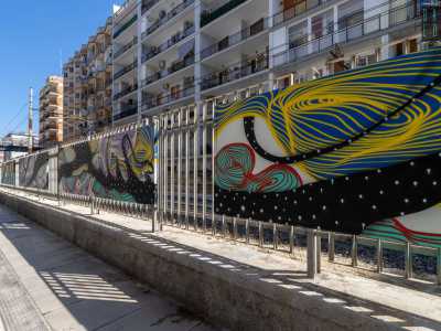Qui veniamo anche attratti da pannelli con disegni astratti che decorano la recinzione a ridosso dei binari: installazione artistica realizzata da vari pittori della �Galleria 206� di Bari